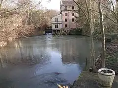 Le moulin d'Heutrégiville, depuis le pont surplombant la Suippe