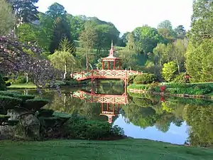 Le pont-pagode chinois dans le parc du château.