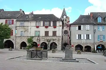 Place, côté Est.