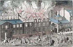 À gauche, l'incendie de l'Académie royale de musique en 1763 ; au milieu, une vue des bâtiments actuels (Palais-Royal) avec, à droite, la plaque commémorative retraçant les événements survenus en ce lieu.