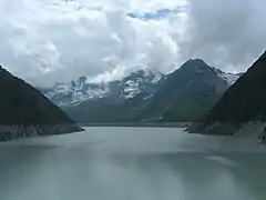 Vue du lac des Dix depuis le sommet du barrage de la Grande-Dixence.