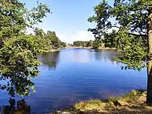 Vue du plan d'eau d'Auriac en Corrèze.