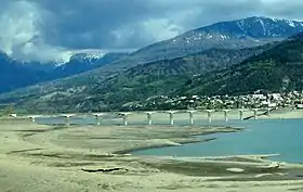 La RN 94 franchit le pont de Savines.