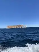 Vue du rocher Percé d'un bateau