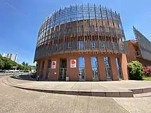 Vue du bâtiment depuis la rue. Bioforce (siège et centre de formation Europe), Lyon (France)