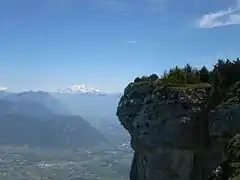 Vue depuis le sommet du Granier sur l'intersection entre les combes de Chambéry et de Savoie avec le mont Blanc en arrière-plan.