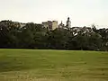 La collégiale et le toit de l'école primaire de la Providence après le passage de la tempête.