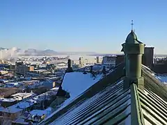 Vue sur la basse-ville du toit de l'église