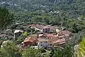 Vue du village depuis le quartier Lou Plan (mairie au centre).