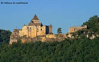 Le château perché sur son éperon rocheux.