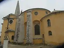 vue extérieure de l'église de Givry : de la sacristie à droite au clocher à gauche