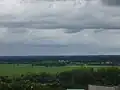 Vue générale de l'île. Au centre, les bâtiments restaurés de la ferme.