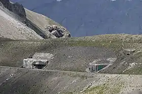 Vue générale de l'abri du Col-de-Restefond.