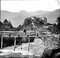 Vue générale du château de Gudanes, Château-Verdun, près les Cabannes. Photo prise entre 1859 et 1910. Photographe Eugène Trutat (1840–1910)