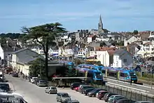 Vue générale de la gare de Pornic, bâtiment voyageurs et quais avec trains stationnés