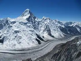 Vue du versant Nord du Khan Tengri dominant le glacier Inylchec.