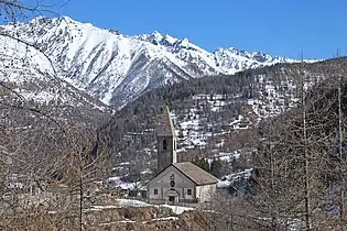 L’église Saint-Dalmas en hiver (depuis la piste de Sestrière).