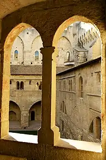 Fenêtre géminée du palais des papes.
