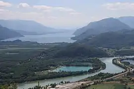 Vue depuis le Grand Colombier : le Rhône, la partie méridionale de la Chautagne et au fond le lac du Bourget.