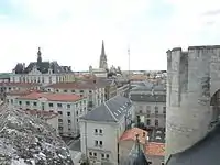 Vue vers le sud depuis le toit du donjon, notamment sur la mairie et l'église Notre-Dame.