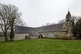La sacristie est construite à l’angle de la nef et du bras nord.