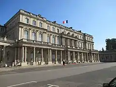 Façade vue depuis le coin nord-ouest de la place.