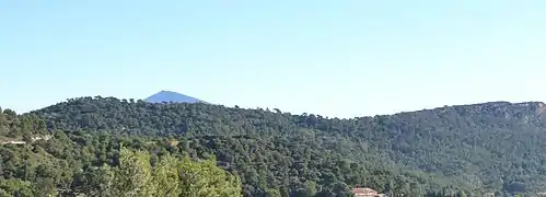 Vue panoramique de l'oppidum dominé par le sommet du mont Ventoux