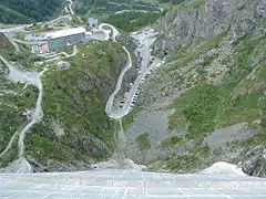 Vue plongeante depuis le haut de la Dixence.