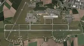 Vue satellite de l'aéroport de Lille-Lesquin en 2012.