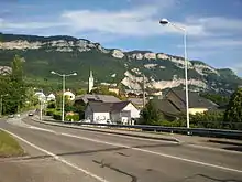 Vue sur une route nationale menant au Revard