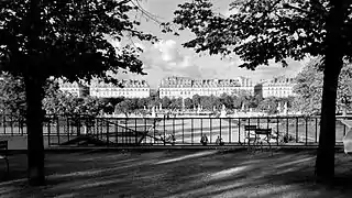 Une vue depuis le sud sur le jardin, le bassin et les façades de la rue Rivoli.