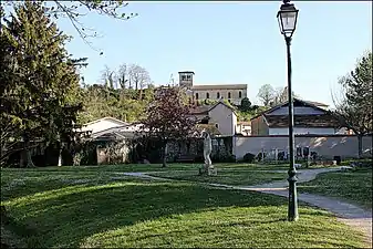 Vue sur l’église depuis le parc du lac.