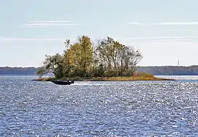 L'île Bouchard depuis la rive de Dorval en 2012.