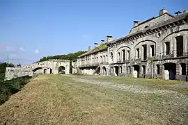 Vue sur l'entrée depuis la cour du fort.