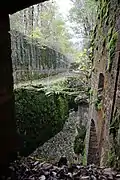 Vue sur l'entrée du coffre d'escarpe.