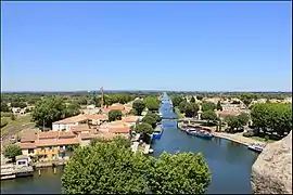 Vue sur le canal du Rhône à Sète depuis le chemin de ronde des remparts de la ville close d'Aigues-Mortes.