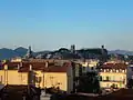 Vue sur le Suquet depuis le centre-ville : sur la gauche, la coupole de l'immeuble situé à l'angle de la rue d'Antibes et de la rue Jean-de-Riouffe