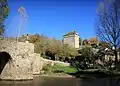 Vue sur le château depuis une rive de la rivière Aveyron.