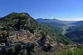 Vue sur le village de Gilette et sur le confluent de l'Estéron et du Var.