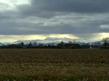 Vue des Pyrénées et du centre du village de la commune Espéchède.