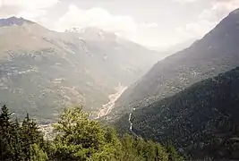 Vue sur la vallée de la Maurienne et l’autoroute A43 à proximité du col du Télégraphe, sur la fin du versant nord.