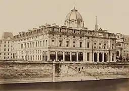 Le tribunal de commerce, photographié par Édouard Baldus peu après sa construction.