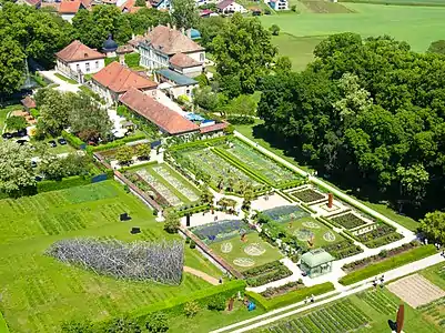 Vue panoramique du domaine du château de Vullierens.