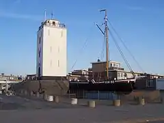 Phare non fonctionnel et le seul bomschuit restant, à Katwijk