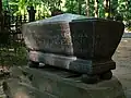 Tombe de la colonelle Tekoutieva, en forme de petit sarcophage