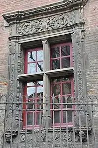 Détail d'une fenêtre de la façade sur jardin.