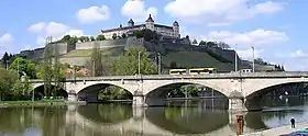 Le Ludwigsbrücke et, au fond, la forteresse de Marienberg