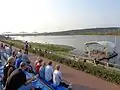 Public utilisant les bancs pendant le concert sur la scène flottante