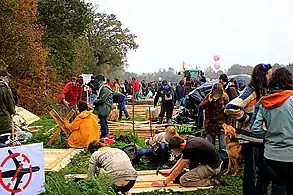 Volontaires préparant une des cabanes de la ZAD de Notre-Dame-des-Landes, le 17 novembre 2012.