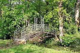 Le pont menant à l'île du parc.